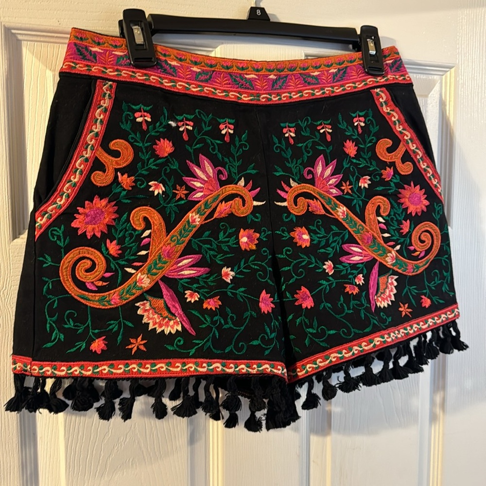 Zara woman embroidered and custom tasseled shorts Size M